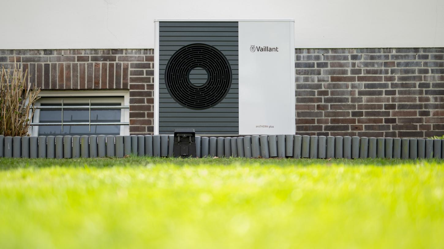 Eine Wärmepumpe der Firma Vaillant vom Typ "aroTHERM plus" ist an einem Einfamilienhaus zu sehen.