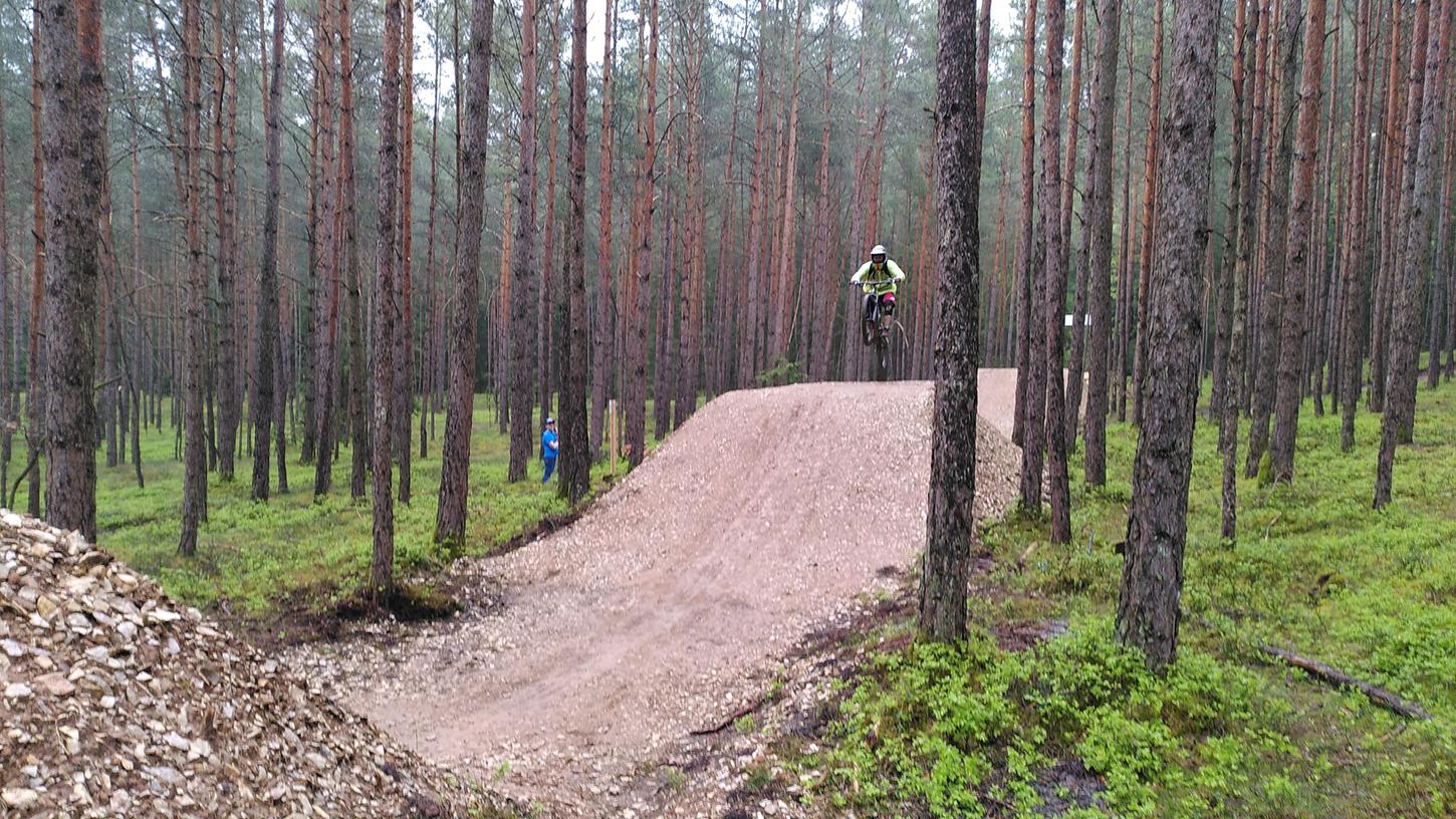 Auf einer Länge von 1000 Metern mit zahlreichen Schanzen schlagen Mountainbiker-Herzen höher: Der Diavolo Snake Trail ist der bedeutendste von fünf legal befestigten Abfahrts-Strecken am südöstlichen Stadtrand von Neumarkt. Auf einer Länge von 1000 Metern mit zahlreichen Schanzen schlagen Mountainbiker-Herzen höher: Der Diavolo Snake Trail ist der bedeutendste von fünf legal befestigten Abfahrts-Strecken am südöstlichen Stadtrand von Neumarkt.