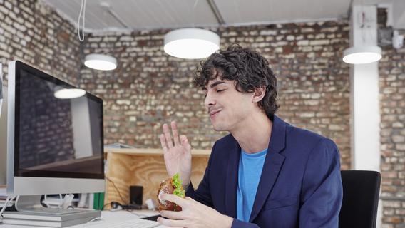 Essen und trinken am Arbeitsplatz: Wann könnte es Probleme mit dem Chef geben?