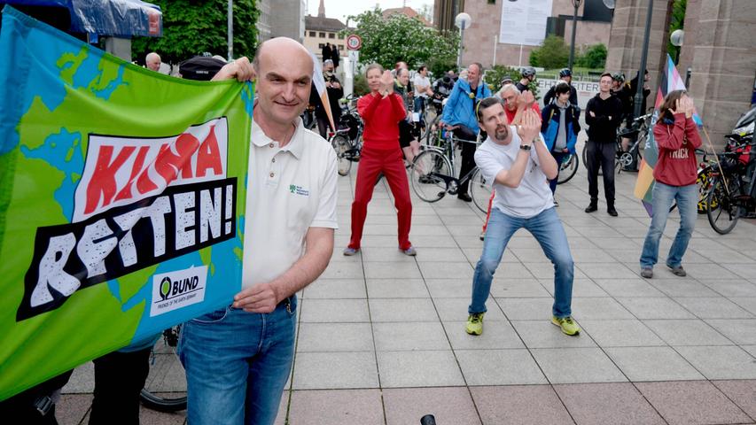 Der Bund Naturschutz (BN) und die Umweltschutzbewegung "Extinction Rebellion" organisierten am Freitag in Nürnberg eine Fahrraddemo zum Thema Klimaschutz unter dem Titel "Cycling Rebellion".