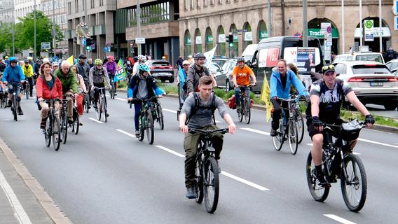 "Cycling Rebellion": Klima-Aktivisten blockieren in Nürnberg mit Fahrrad-Demo den Verkehr
