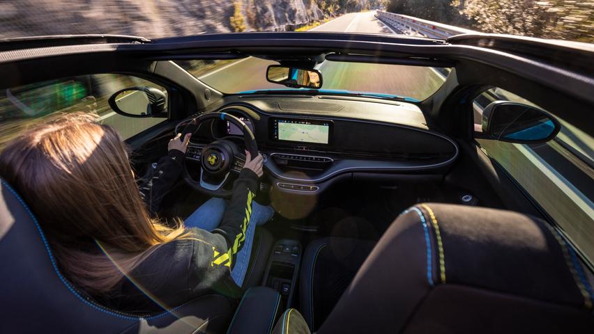 Heißt mit Familiennamen nicht mehr Fiat, sondern Abarth: Der 500e im Sport-Trimm. Heißt mit Familiennamen nicht mehr Fiat, sondern Abarth: Der 500e im Sport-Trimm.