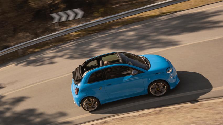 Abarth 500e Cabriolet: Der Luftikus kostet 3000 Euro Aufpreis.