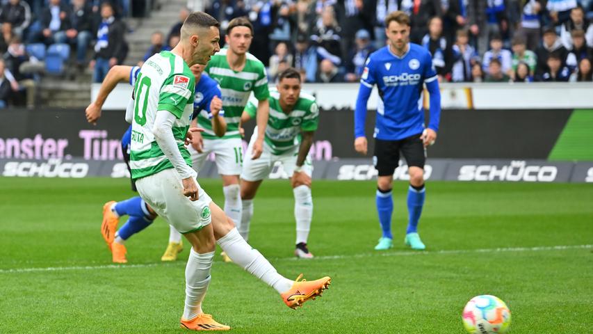 Elfmeter wiederholt und Abseits-Tor: Die Bilder zum umkämpften Unentschieden gegen Bielefeld