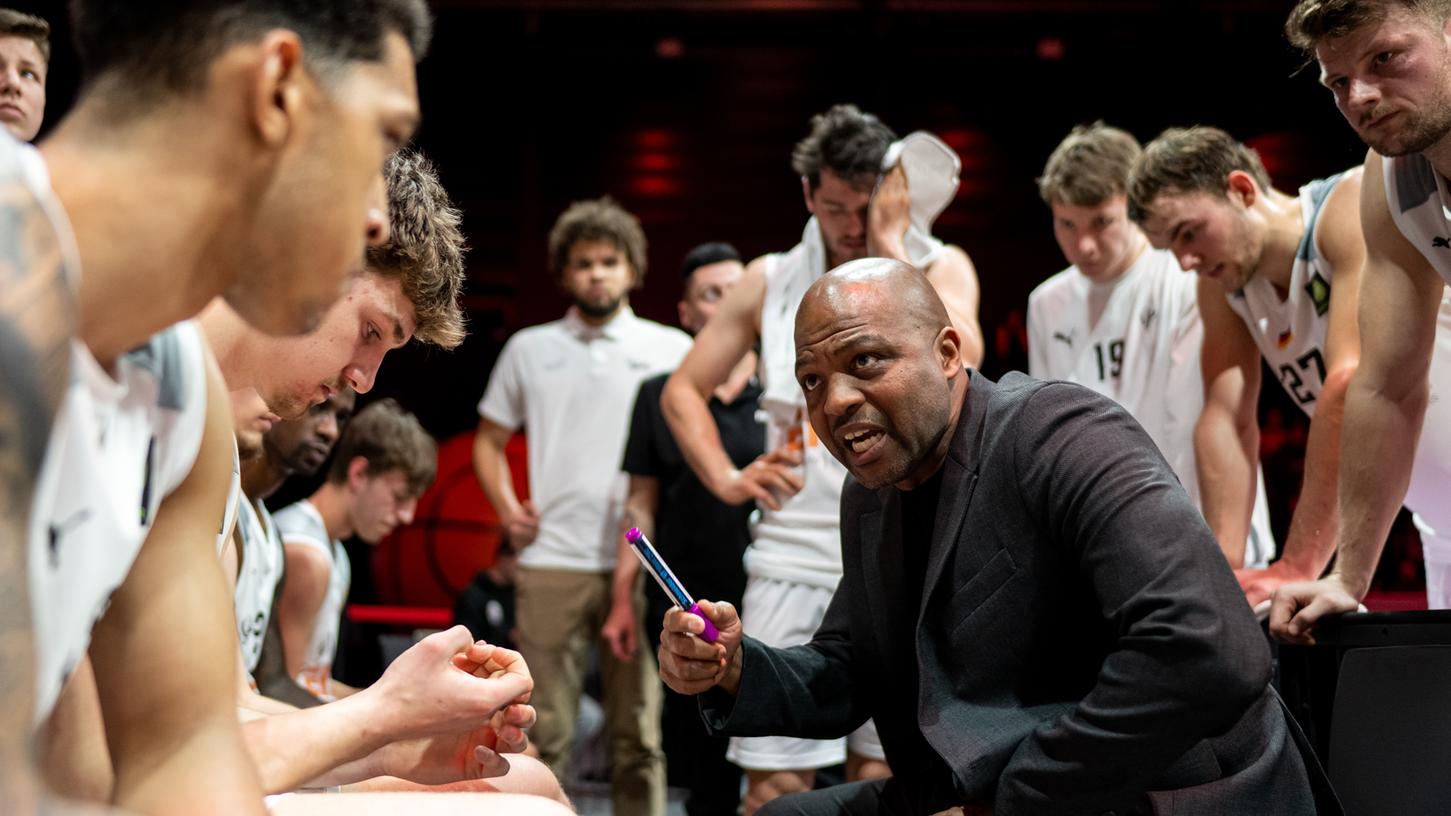 Hefte raus, Klassenarbeit! Derrick Taylor versuchte sich als sehr zugewandter Lehrer, das reichte aber nicht aus, um das Klassenziel zu erreichen. Hefte raus, Klassenarbeit! Derrick Taylor versuchte sich als sehr zugewandter Lehrer, das reichte aber nicht aus, um das Klassenziel zu erreichen.