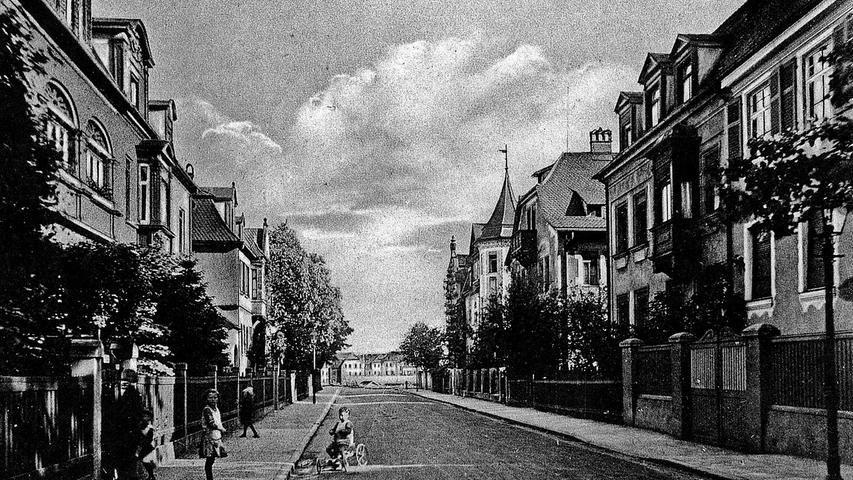 Dieser Blick von Norden in die Lutzstraße aus der Zeit um 1925 zeigt, wie harmonisch sich die Villa Schmidt - das dritte Haus von rechts - in das Ensemble einfügt.