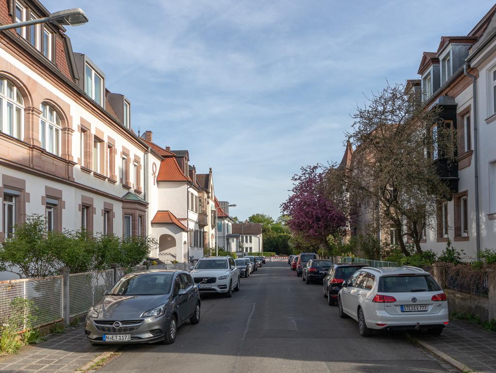 Knapp ein Jahrhundert später hat sich manches im Straßenbild gewandelt, der heimelige Vorstadtcharakter aber ist geblieben – auch und insbesondere im Falle der Villa Schmidt.