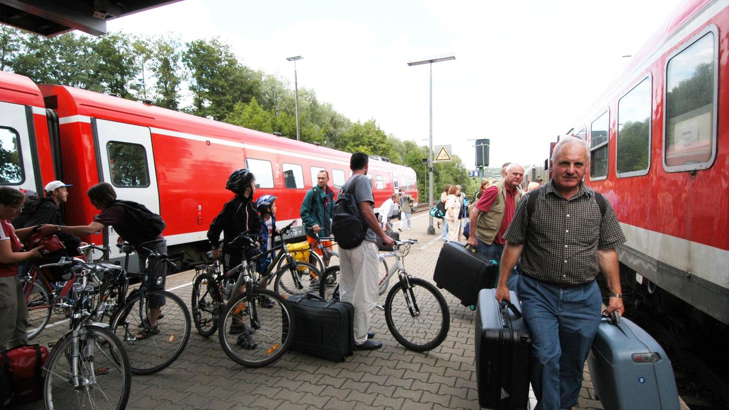 Mit der neuen Hochgeschwindigkeitsstrecke zwischen Nürnberg und Berlin verändert auch auch der Regionalverkehr in Franken. Mit der neuen Hochgeschwindigkeitsstrecke zwischen Nürnberg und Berlin verändert auch auch der Regionalverkehr in Franken.