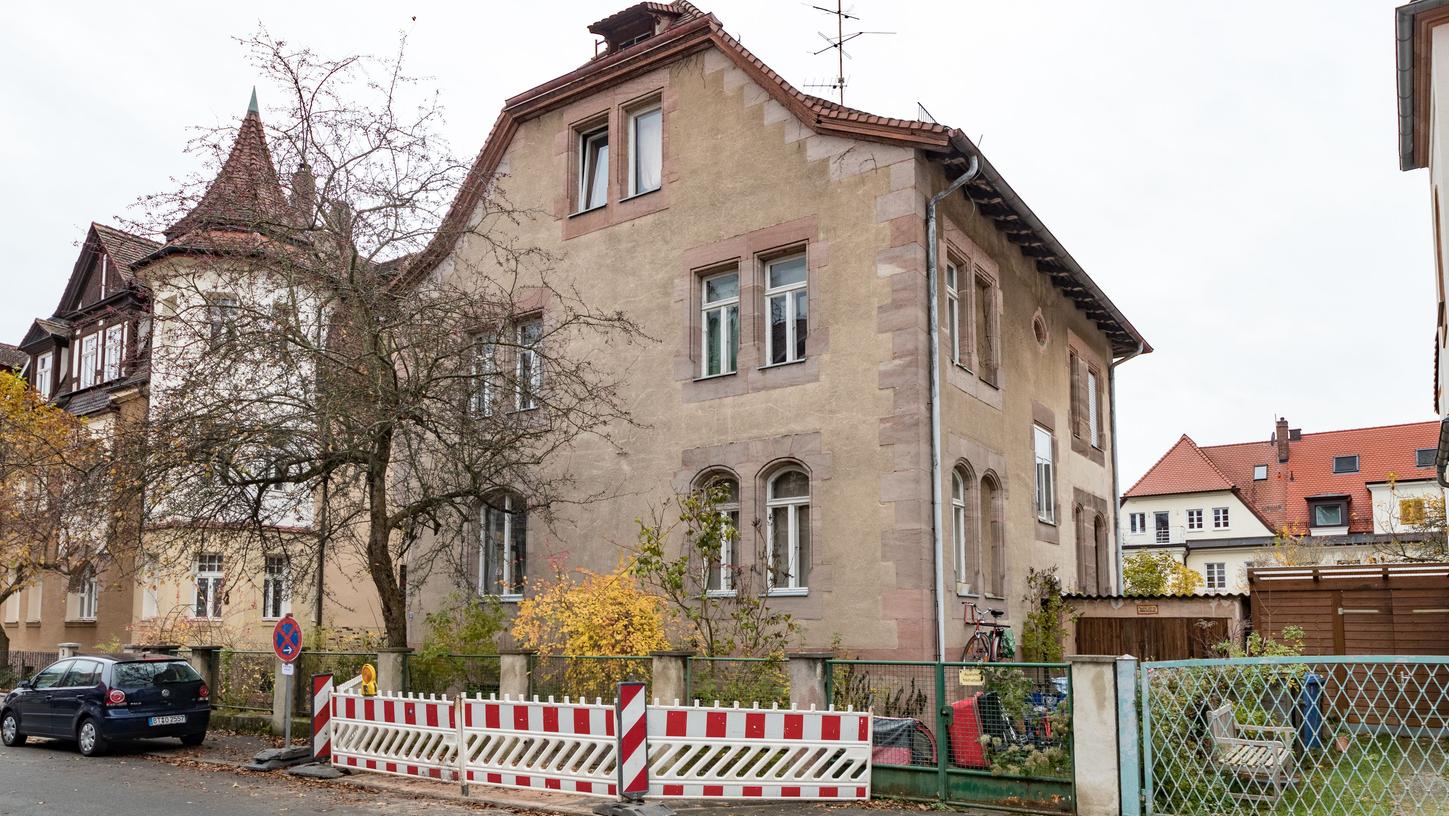 Momentan sieht die ehrwürdige Villa noch etwas heruntergekommen aus. Bald soll sich das ändern und das kleine Juwel wieder im alten Glanz erstrahlen.