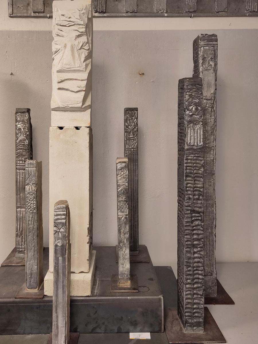 Stelen und Wandfries aus der Werkreihe „Delegation“ aus Beton und Aluminium von Günter Schmidt-Klör. Stelen und Wandfries aus der Werkreihe „Delegation“ aus Beton und Aluminium von Günter Schmidt-Klör.