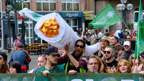 Mit XXL-Joint durch Nürnberg: 500 Menschen gingen beim Global Marijuana March auf die Straße