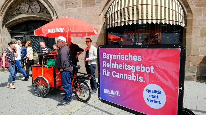 Vor dem Start zum Umzug: Das Lastenrad mit Transparent-Anhänger der Linken am Hallplatz.