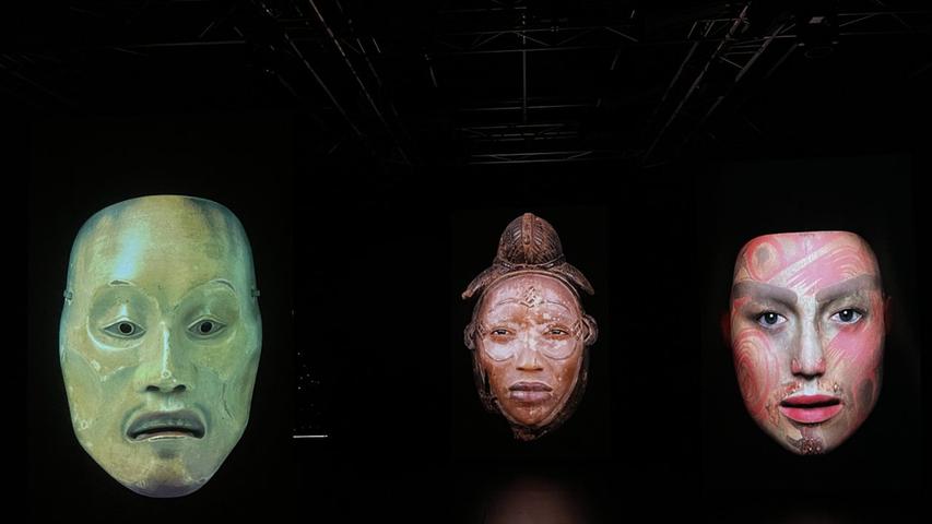 Im Schauspielhaus erweckte Angelika Haak in ihrer Videoinstallation "Exposed by the Mask" Masken zum Leben - faszinierend und meditativ.