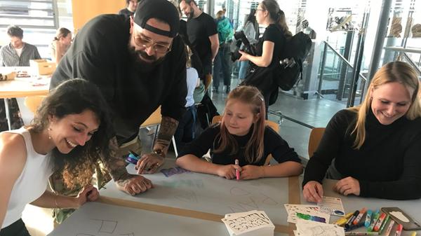 Bevor sich der diesjährige Macher der Burgprojektion, der Nürnberger Graffiti-Künstler "Hombre SUK", seine Bilder am vollen Burgberg ansehen ging, erklärte er in einem Workshop im Künstlerhaus mit Hingabe, wie man Buchstaben "ins Fitnessstudio schickt", also sie graffititauglich aufpumpt.