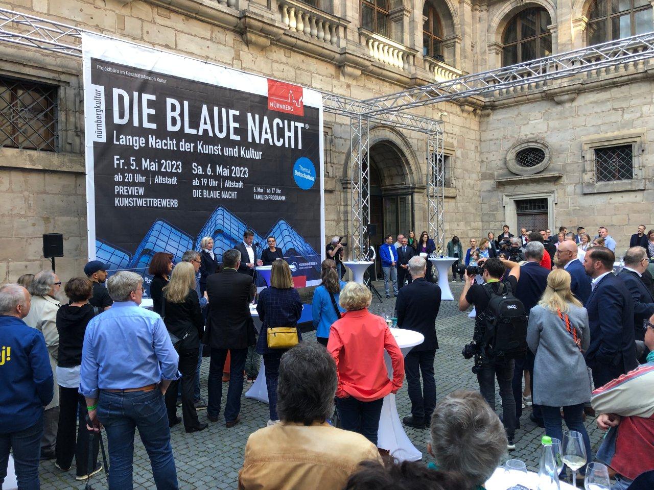 Beim Empfang mit der Stadtspitze im Rathaushof wurden allen gedankt, die zur Blauen Nacht beigetragen haben - Sponsoren, Künstler, Helfer...