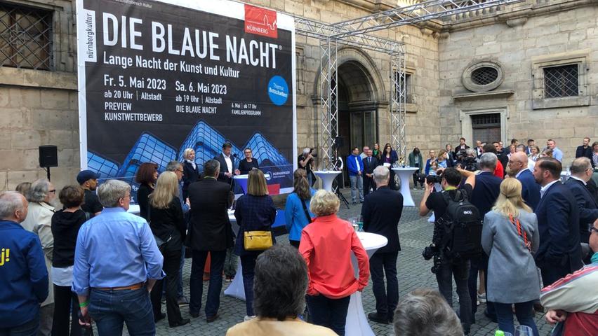 Beim Empfang mit der Stadtspitze im Rathaushof wurden allen gedankt, die zur Blauen Nacht beigetragen haben - Sponsoren, Künstler, Helfer...