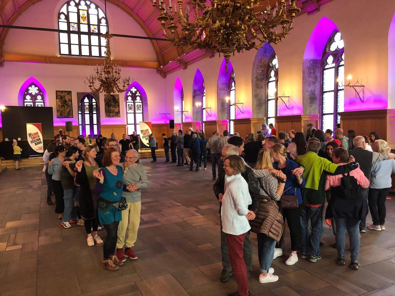 Da war doch noch was an diesem Tag: Ja, richtig, in London ist Charles III. zum König gekrönt worden. Experten für schottische Ceilidh-Kreistänze luden im Historischen Rathaussaal zum Mitmachen ein - machte Spaß!