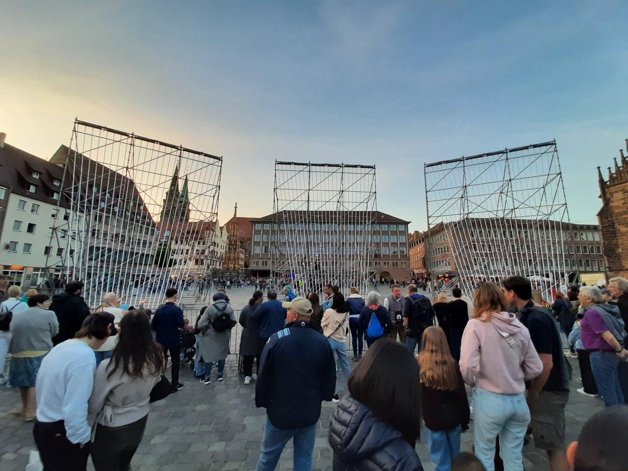 Erst mit Einbruch der Dunkelheit läuft die Blaue Nacht immer voll an: Hier wartet das Publikum auf die Lichtinstallation auf dem Hauptmarkt.