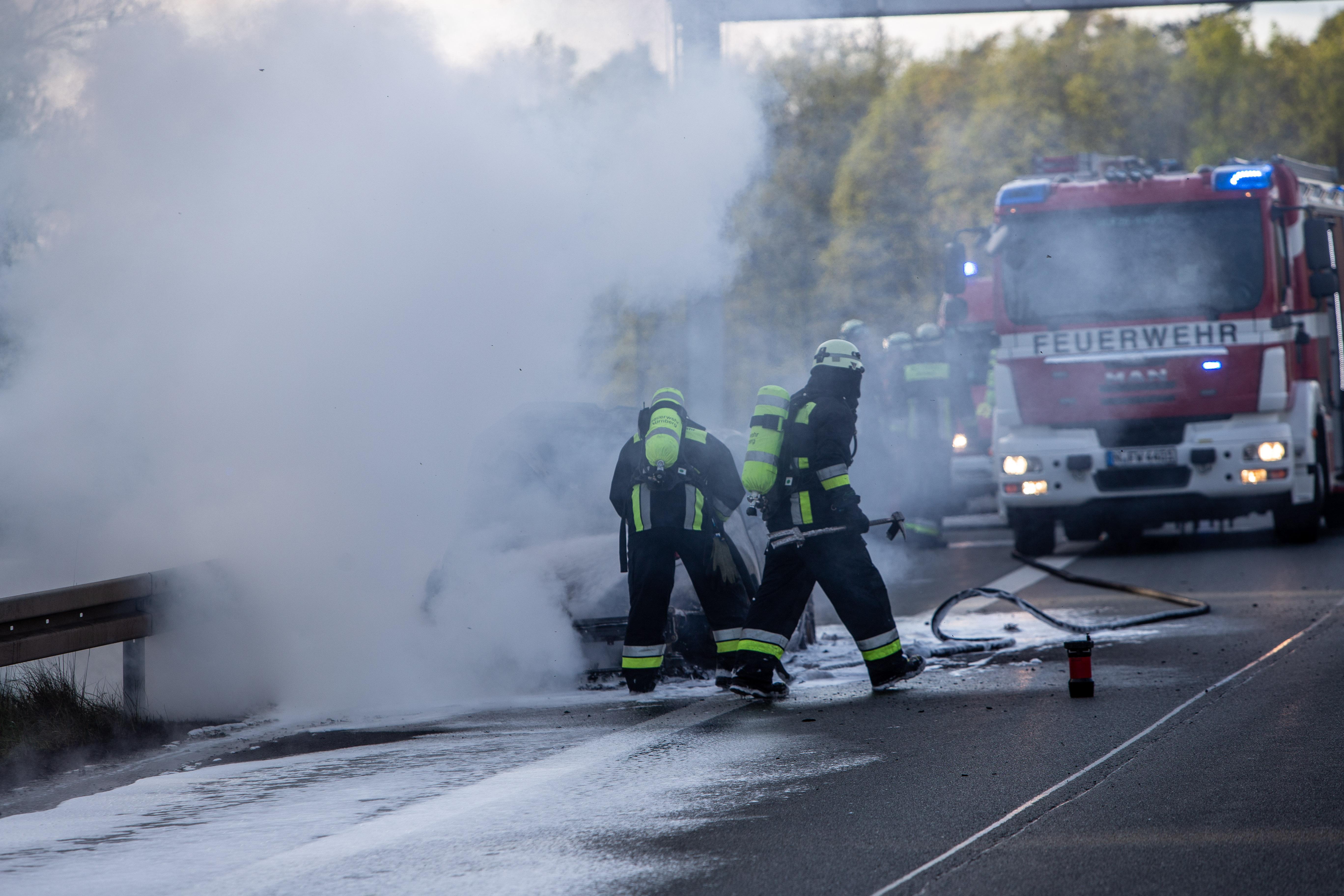 Innerhalb kurzer Zeit: Golf steht komplett in Flammen - Fahrer bemerkt Rauchentwicklung und bringt Wagen auf Standstreifen zum Stehen - Insassen können sich noch rechtzeitig retten - Feuerwehr als Ersthelfer zufällig vor Ort - Dunkle Rauchsäule steht über der Autobahn - Sachschaden rund 30.000 Euro - Polizei vermutet technischen Defekt als Brandursache