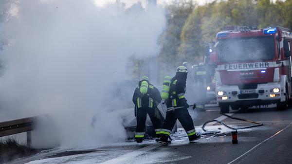 Innerhalb kurzer Zeit: Golf steht komplett in Flammen - Fahrer bemerkt Rauchentwicklung und bringt Wagen auf Standstreifen zum Stehen - Insassen können sich noch rechtzeitig retten - Feuerwehr als Ersthelfer zufällig vor Ort - Dunkle Rauchsäule steht über der Autobahn - Sachschaden rund 30.000 Euro - Polizei vermutet technischen Defekt als Brandursache
