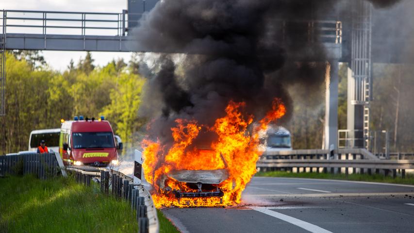 Die Rauchsäule war schon von Weitem sichtbar: Auf der A73 kurz vor dem Autobahnkreuz Nürnberg in Richtung Feucht geriet am Samstagabend ein Golf in Brand. 