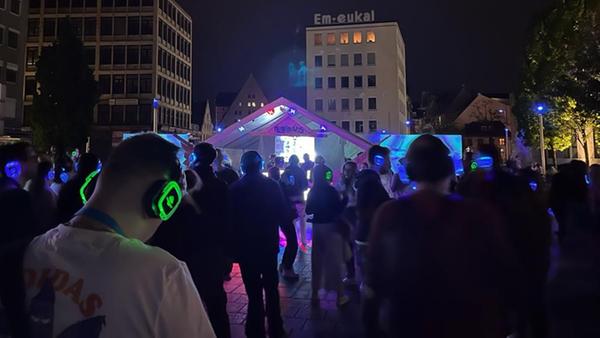 Auf dem Kornmarkt wurde es laut - aber nur unter den Kopfhörern. Gleich zwei DJs legen bei der beliebten Silent Disco gleichzeitig auf. Unter den grünen Kopfhörern lief Techno, unter den blauen Funk-Musik.