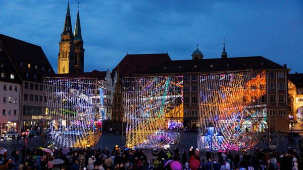 Bunte Linien und Geknister: Die Installation "Transformation XYZ" von Stefan Reiss mit Soundkünstler Steffen Krebber zog Besucherinnen und Besucher scharenweise zum Hauptmarkt. Bei milden Temperaturen, klarem Himmel und Vollmond kein Wunder.