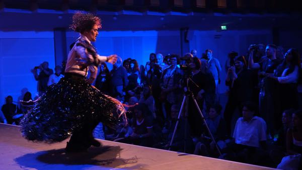 Bei der Performance "Wir.0" führte ein Tänzer das "Nürnberg-Gwand" der Textilkünstlerin Margarita Zippel vor. Sie hatte es aus alten Videokassettenbändern geschneidert. Auf der Bühne im Heilig-Geist-Saal traten viele Ehrenamtliche aus Nürnberger Migrantenvereinen in einer gemeinsamen Show auf. Ihre Botschaft: "Nürnberg ist bunt!"