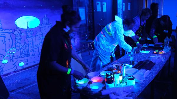 Im Heilig-Geist-Haus durfte man mit dem Verein Art Community bei Schwarzlicht an einem großen Nürnberg-Gemälde malen.