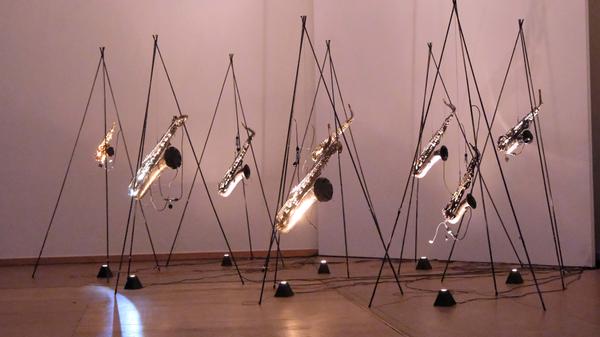 Marc Vilanova aus Barcelona hatte sie im Aufseßsaal des Germanischen Nationalmuseum aufgestellt: eine Schar Saxofone, die scheinbar wie von Geisterhand Kompositionen spielen. Die Installation "Aresta" machte unter den zwölf Beiträgen im Blaue-Nacht-Kunstwettbewerb das Rennen und erhielt die meisten Stimmen vom Publikum. Der mit 5000 Euro dotierte Publikumspreis des Sponsors N-Ergie ging damit an den spanischen Musiker und Tonkünstler.