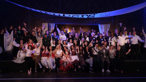 Gruppenfoto: Zum ersten Mal waren verschiedene Kulturvereine mit einer gemeinsamen Choreografie beteiligt.