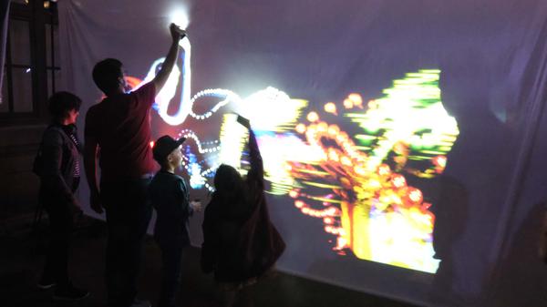 Allein im Kulturdreieck der Museen und des Staatstheaters rund um die Lessingstraße hätte man sich den ganzen Abend beschäftigen können - hier bei einer Lichtinstallation.