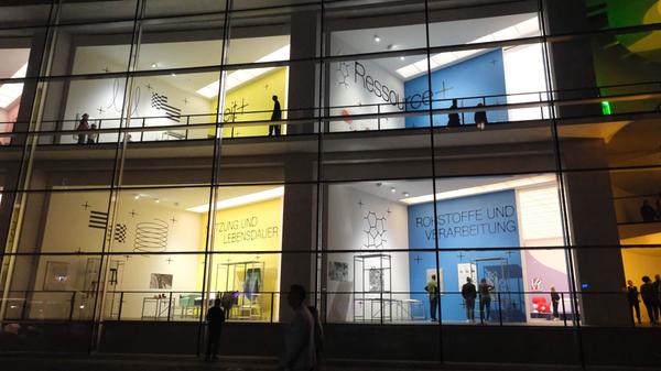 In der Blauen Nacht locken sämtliche Nürnberger Innenstadtmuseen mit Sonderprogrammen, Führungen und Extras. Entsprechend nachgefragt sind sie bei den Kartenkäufern - hier ein Blick vom Platz ins leuchtende Neue Museum.