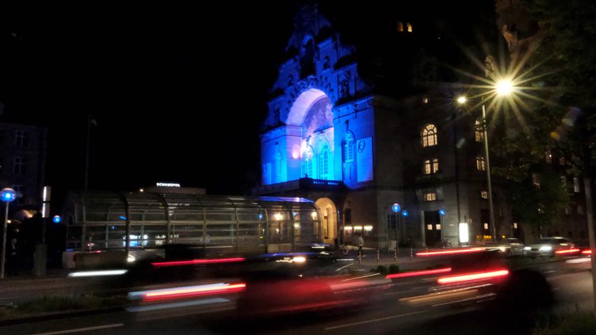 Gefällt dem Blaue-Nacht-Publikum immer besonders: die Illumination historischer Gebäude während der Veranstaltung, hier am Opernhaus.
