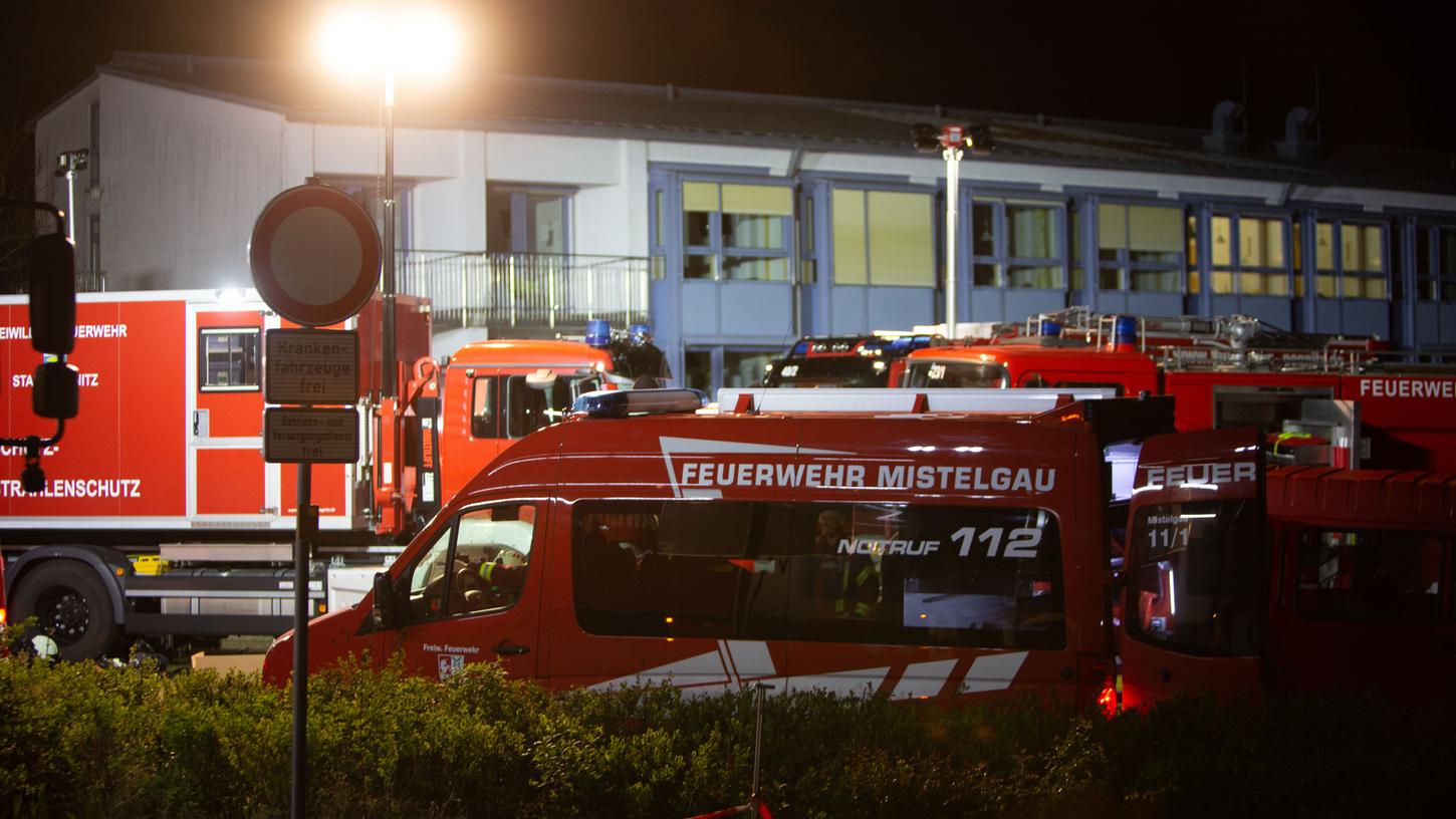 Mehrere Feuerwehren, sowie Helfer der Rettungsdienste waren am Samstag aufgrund eines "Gefahreneinsatzes" vor der Sana-Klinik in Pegnitz im Einsatz.