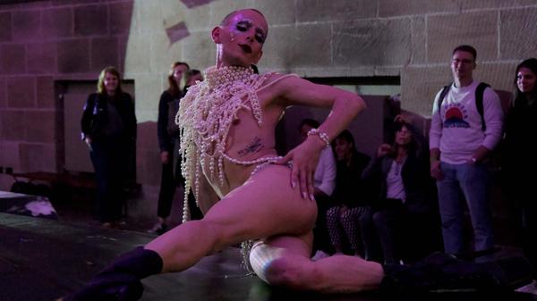 Man konnte es nicht wissen, wen er sich gleich aussuchen würde: Manchmal tanzte Otakar Skala einzelne Besucher an - besonders mutige nahm er mit auf den Laufsteg.