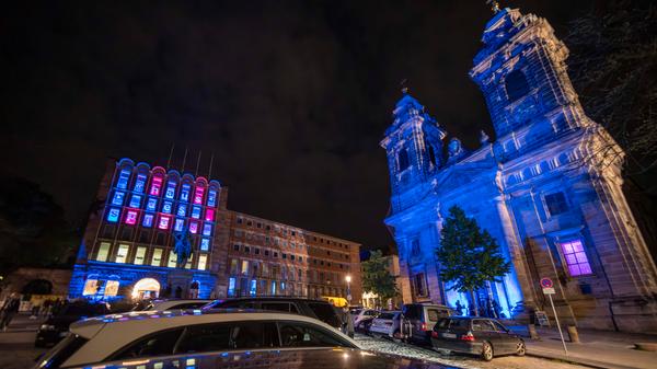 Egidienkirche und Pellerhaus in Blaue-Nacht-Outfit.