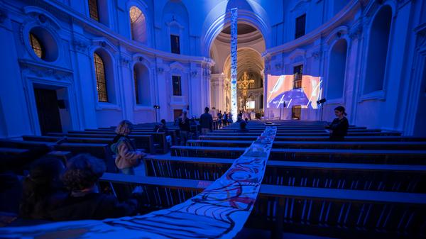 Auch mehrere Innenstadtkirchen beteiligten sich wieder am Programm und als Ruheorte beliebt. In St. Egidien (Bild) waren chinesische Künstlerinnen und Künstler mit ihren Botschaften zu Gast.