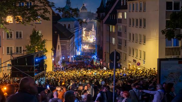 Nach Schätzungen von Stadt Nürnberg und Polizei umfasste die Besuchermenge rund 150.000 Menschen, etwas mehr noch als im stark besuchten Jahr 2022. Gedränge auf den Achsen zwischen Bahnhof und Burg - hier der Blick vom Ölberg zum Rathaus - musste man also hinnehmen.