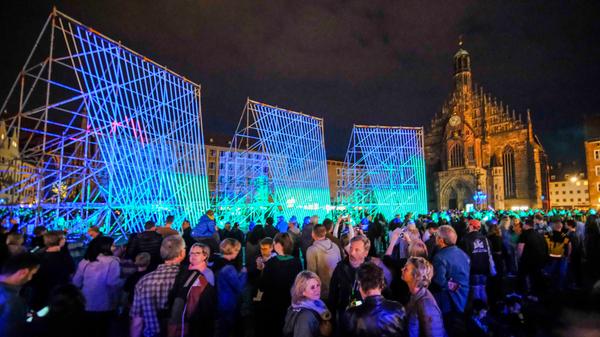 Auch wenn die Installation auf dem Hauptmarkt weniger spektakulär als in manchem Vorjahr wirkte, kam sie doch überwiegend sehr gut an und diente als Treffpunkt und Selfie-Kulisse.