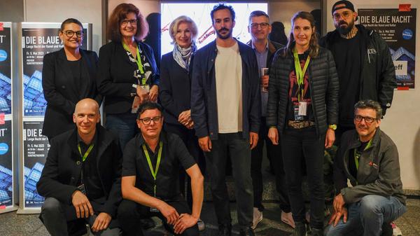 Die Organisatoren der Großveranstaltung - hier ein Gruppenfoto um Mitternacht mit den Hauptkünstlern und dem Publikumspreisträger Marc Vilanova (Mitte) - waren hochzufrieden mit dem Verlauf. Eine einzige Panne hatten sie zu berichten: Wegen eines Technikproblems musste die Installation im Krafft'schen Hof ersatzlos entfallen; die Reparatur eines Antriebs gelang nicht mehr.