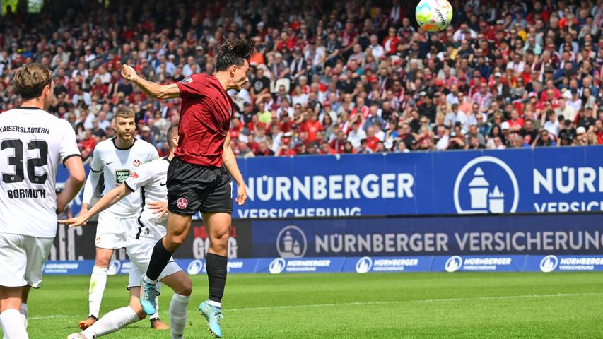 Torjubel in der 35. Nürnberg trifft nach einem Standard. Möller Daehli platziert den Eckball perfekt im Strafraum. Der gerade mal 1,78 m große Castrop köpft den Ball ins Netz. Für den Club ist es der erste Treffer nach einer Ecke in dieser Saison.