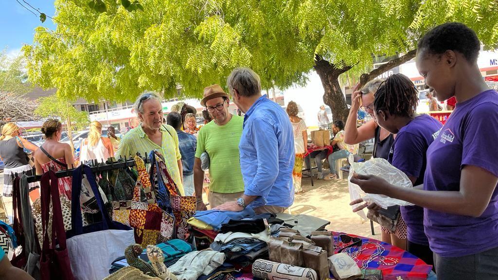 An einem Marktstand bieten die Bewohnerinnen des Africachild-Village in Kenia ihre selbst gefertigten Waren an Touristen an. An einem Marktstand bieten die Bewohnerinnen des Africachild-Village in Kenia ihre selbst gefertigten Waren an Touristen an.