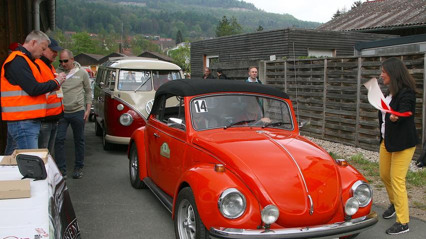 Eine spannende „Rosenhut“-Brennerei-Oldtimer-Rallye schlängelte sich am Samstag durch die fränkische Blühnatur.