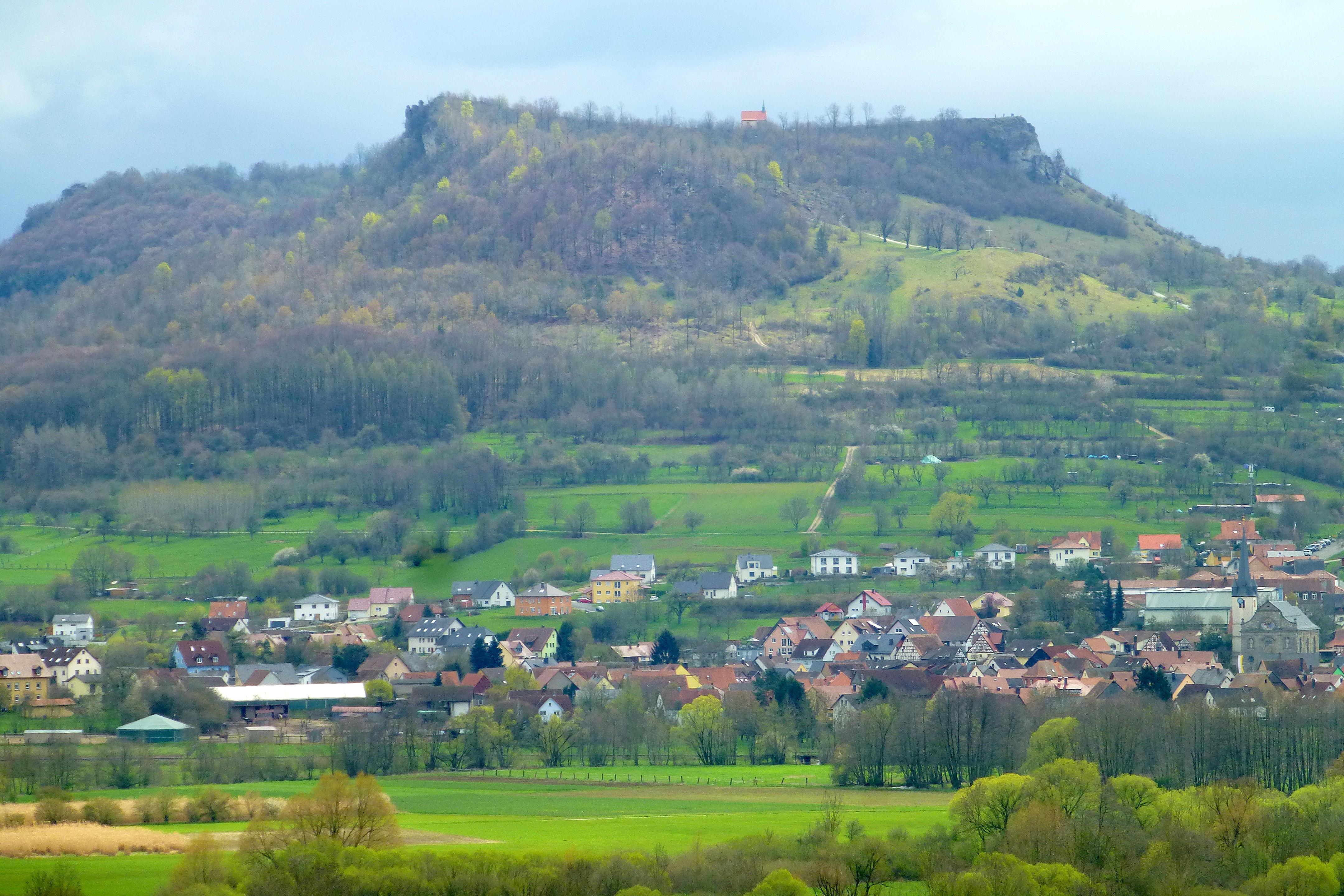 Immer wieder traumhaft schön: Norbert Haselbauer hat das Walberla Mitte April 2023 in seiner ganzen Pracht aufgenommen.