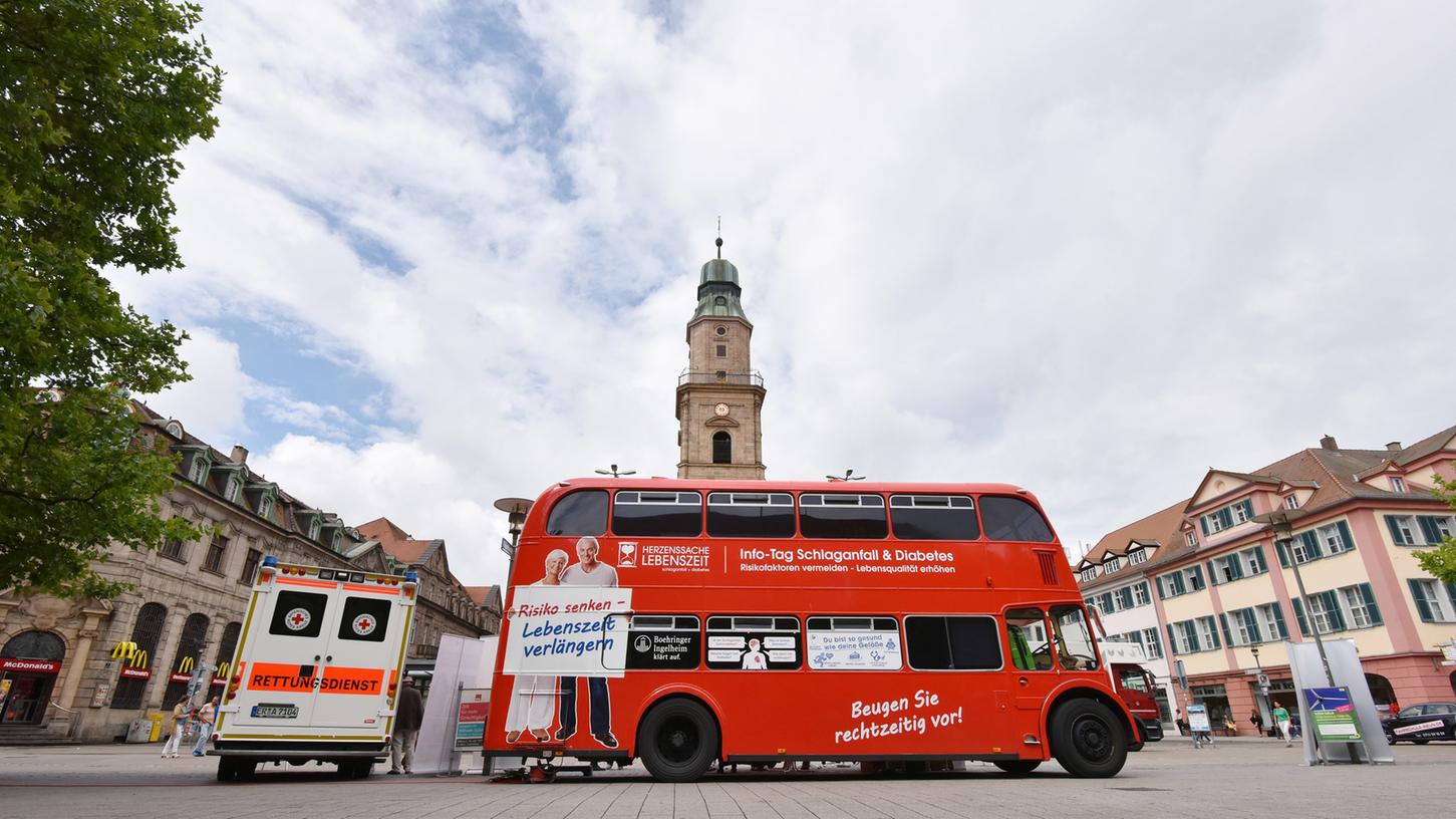 Der bekannte Doppeldeckerbus macht auch heuer Halt in Erlangen, um die Bevölkerung über Herz-Kreislauf-Erkrankungen zu informieren.