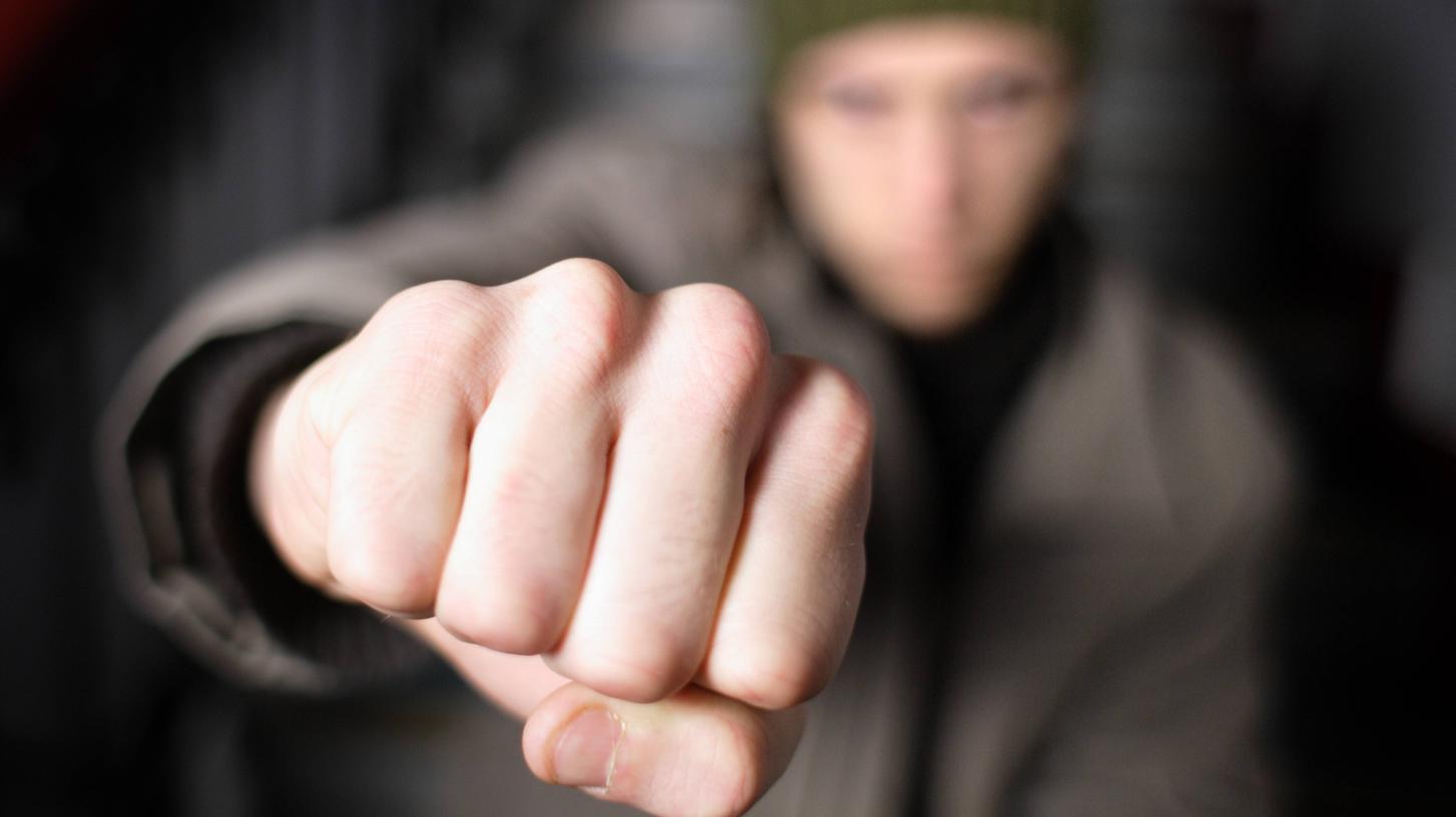 Rechtsradikale Jugendlichen sollen eine Gruppe Schülerinnen und Schüler am brandenburgischen Frauensee massiv bedroht haben. Rechtsradikale Jugendlichen sollen eine Gruppe Schülerinnen und Schüler am brandenburgischen Frauensee massiv bedroht haben.