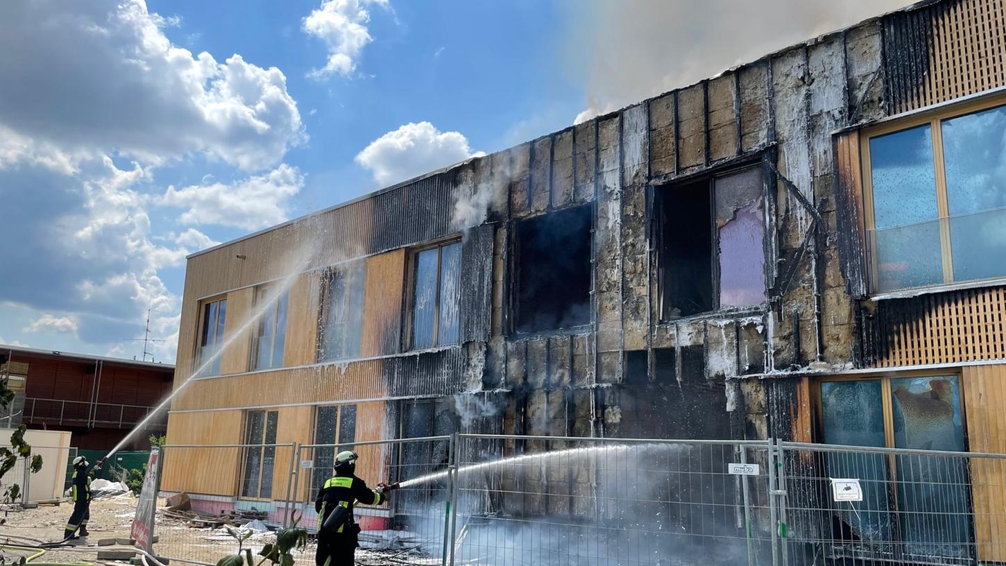 AM 9. Mai 2022 brach auf einer Baustelle in der Grünewaldstraßeein Großbrand aus. AM 9. Mai 2022 brach auf einer Baustelle in der Grünewaldstraßeein Großbrand aus.