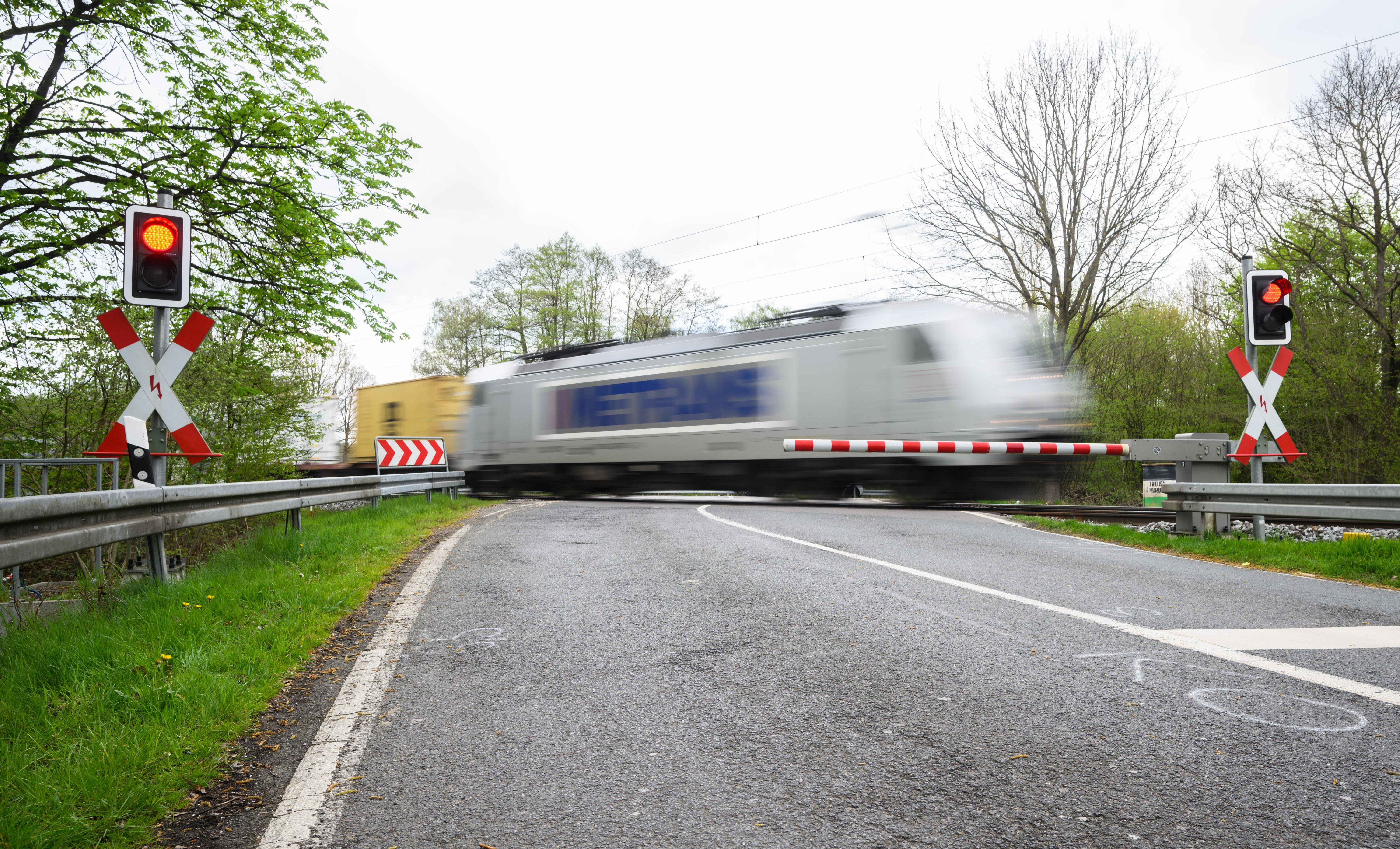 Ermittlungen nach tödlichem Unfall auf Bahnübergang