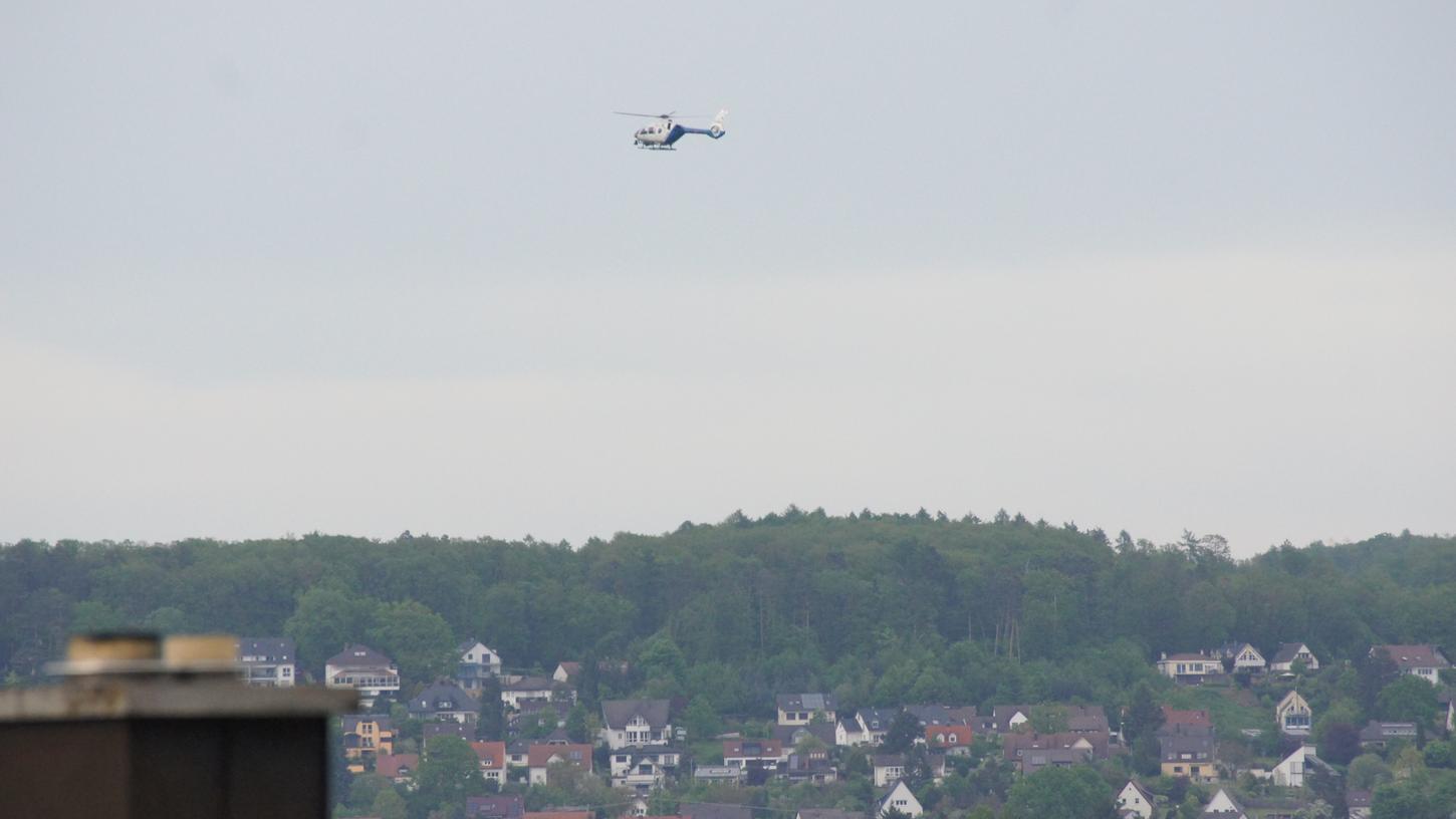 Der Polizeihubschrauber fliegt gegen 19.10 Uhr immer noch in niedriger Höhe über den westlichen Forchheimer Stadtteilen. Im Hintergrund der Kellerberg, im Vordergrund ein Haus in Burk.